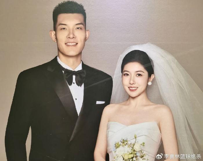 爱游戏中国官网-恭喜！中国男篮32岁状元大婚：妻子娇美可爱，郭士强上台道贺
