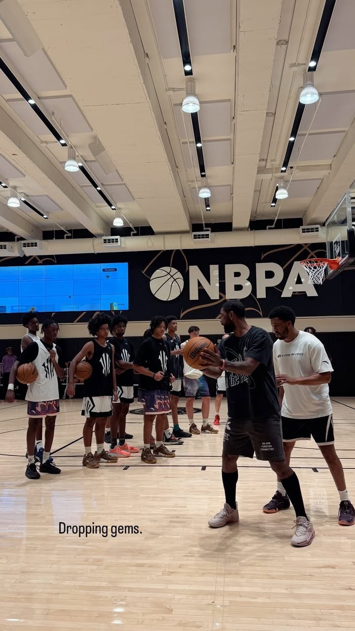 爱游戏娱乐-欧文恢复进程良好：现身训练营指导青少年并完成投篮练习