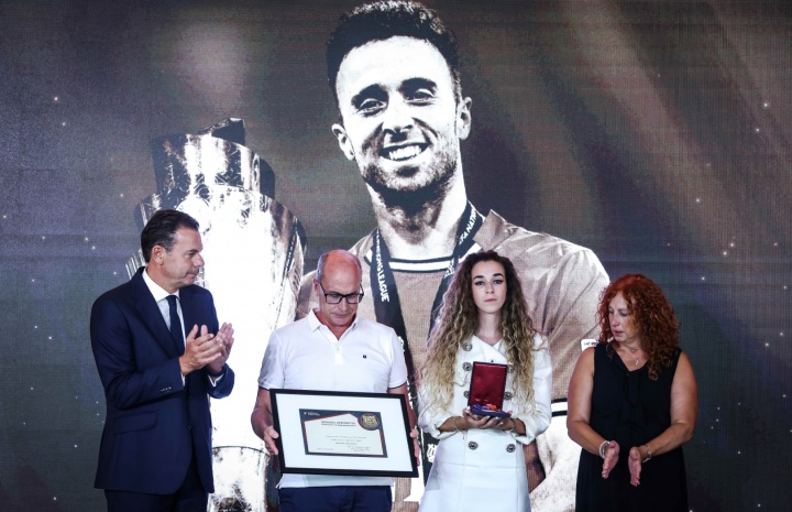 AYX GAMES-葡萄牙总统亲临授勋仪式，国家队向若塔兄弟致敬