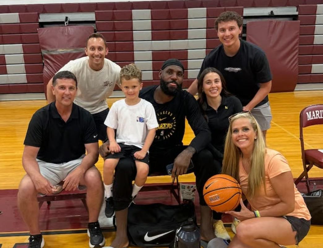 谁羡慕了，詹姆斯突袭一高中体育馆进行训练并给高中生分享经验